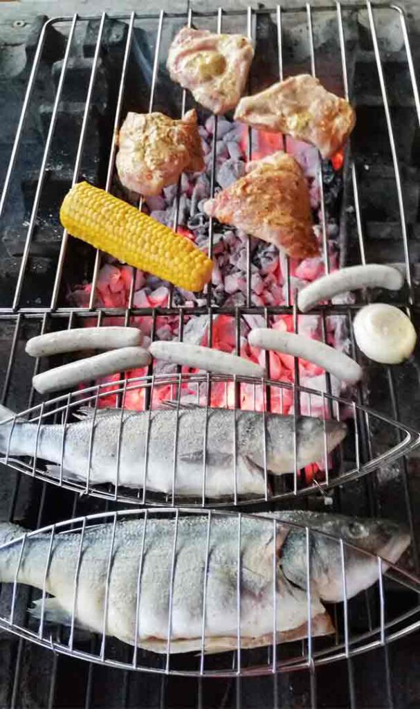 großer überdachter Grill Wochenend-Auszeit